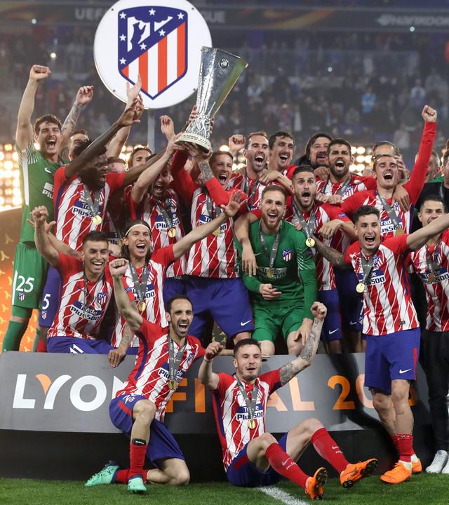 Atletico Madrid jubelt mit Pokal in der Hand nach ihrem Sieg der Europa League 2018.