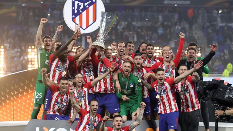 Atletico Madrid jubelt mit Pokal in der Hand nach ihrem Sieg der Europa League 2018.