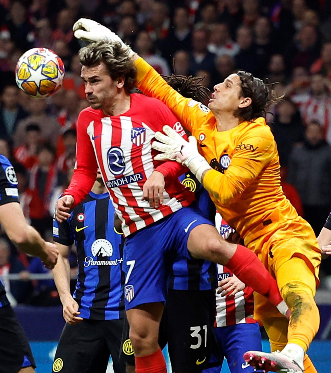 Antoine Griezmann von Atletico Madrid in Aktion mit Yann Sommer von Inter Mailand