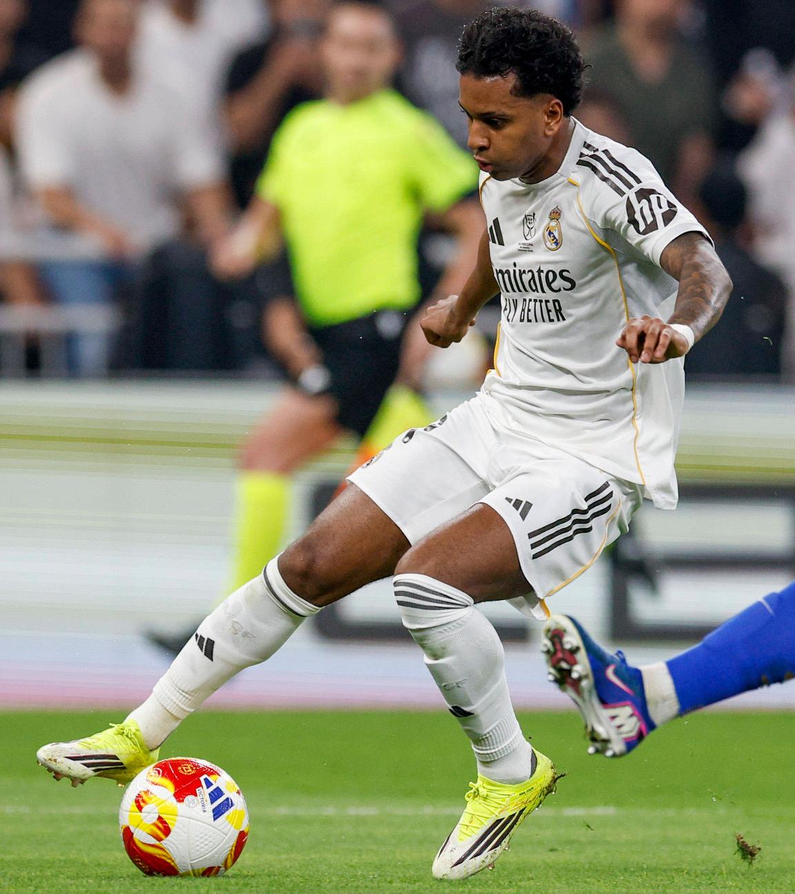 Real Madrids Stürmer Rodrygo Goes (l.) im Zweikampf mit Atléticos Mittelfeldspieler Conor Gallagher beim spanischen Supercup-Spiel zwischen Atlético Madrid und Real Madrid.