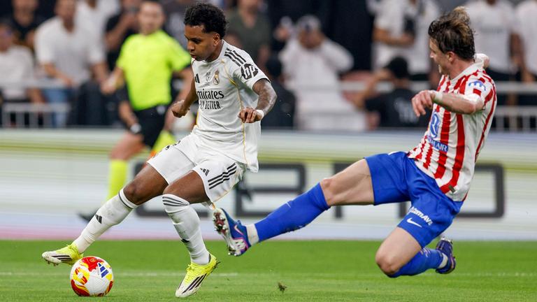 Real Madrids Stürmer Rodrygo Goes (l.) im Zweikampf mit Atléticos Mittelfeldspieler Conor Gallagher beim spanischen Supercup-Spiel zwischen Atlético Madrid und Real Madrid.