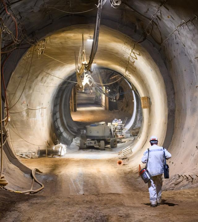 ARCHIV - 17.11.2023, Niedersachsen, Salzgitter: Ein Bergmann geht unter Tage im Schacht Konrad. Das ehemalige Eisenerzbergwerk ist das erste nach Atomrecht genehmigte Endlager für schwach- und mittelradioaktive Abfälle in Deutschland.