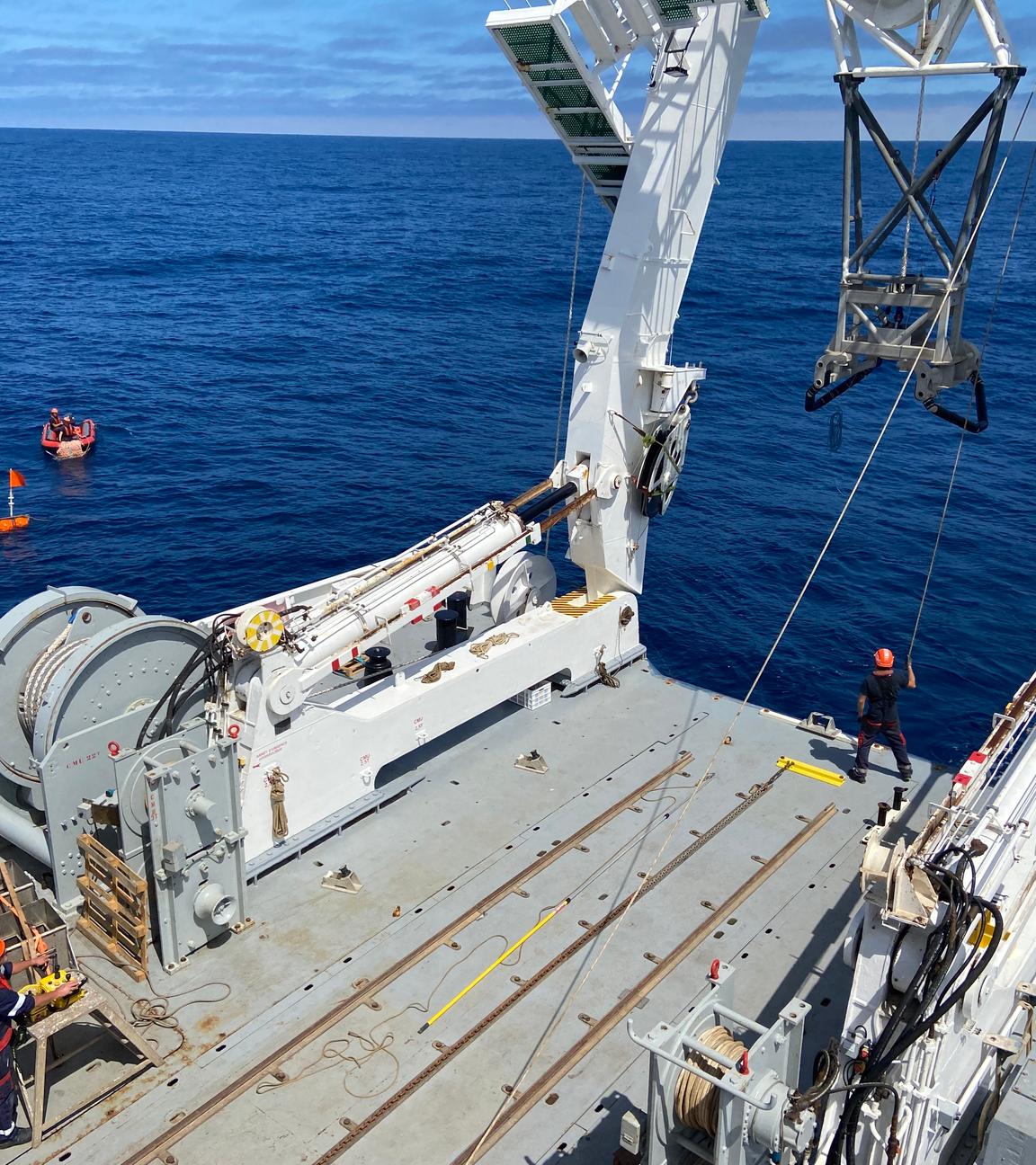 Atlantik: Wissenschaftler holen in einem Gebiet im Nordostatlantik, in dem vor Jahrzehnten Fässer mit nuklearem Abfall entsorgt wurden, mit speziellen Gerätschaften Meerestiere aus dem Wasser ans Tageslicht.