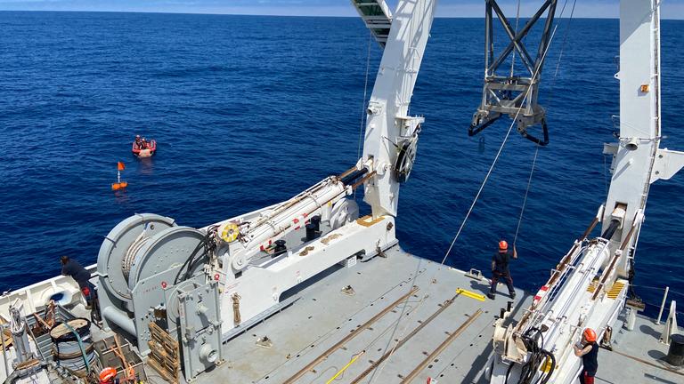 Atlantik: Wissenschaftler holen in einem Gebiet im Nordostatlantik, in dem vor Jahrzehnten Fässer mit nuklearem Abfall entsorgt wurden, mit speziellen Gerätschaften Meerestiere aus dem Wasser ans Tageslicht.