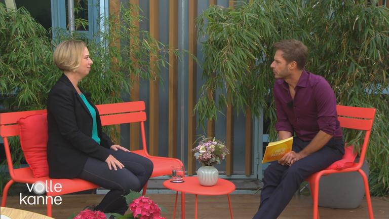 Dorothee Frank und Florian Weiss sitzen sich gegenüber