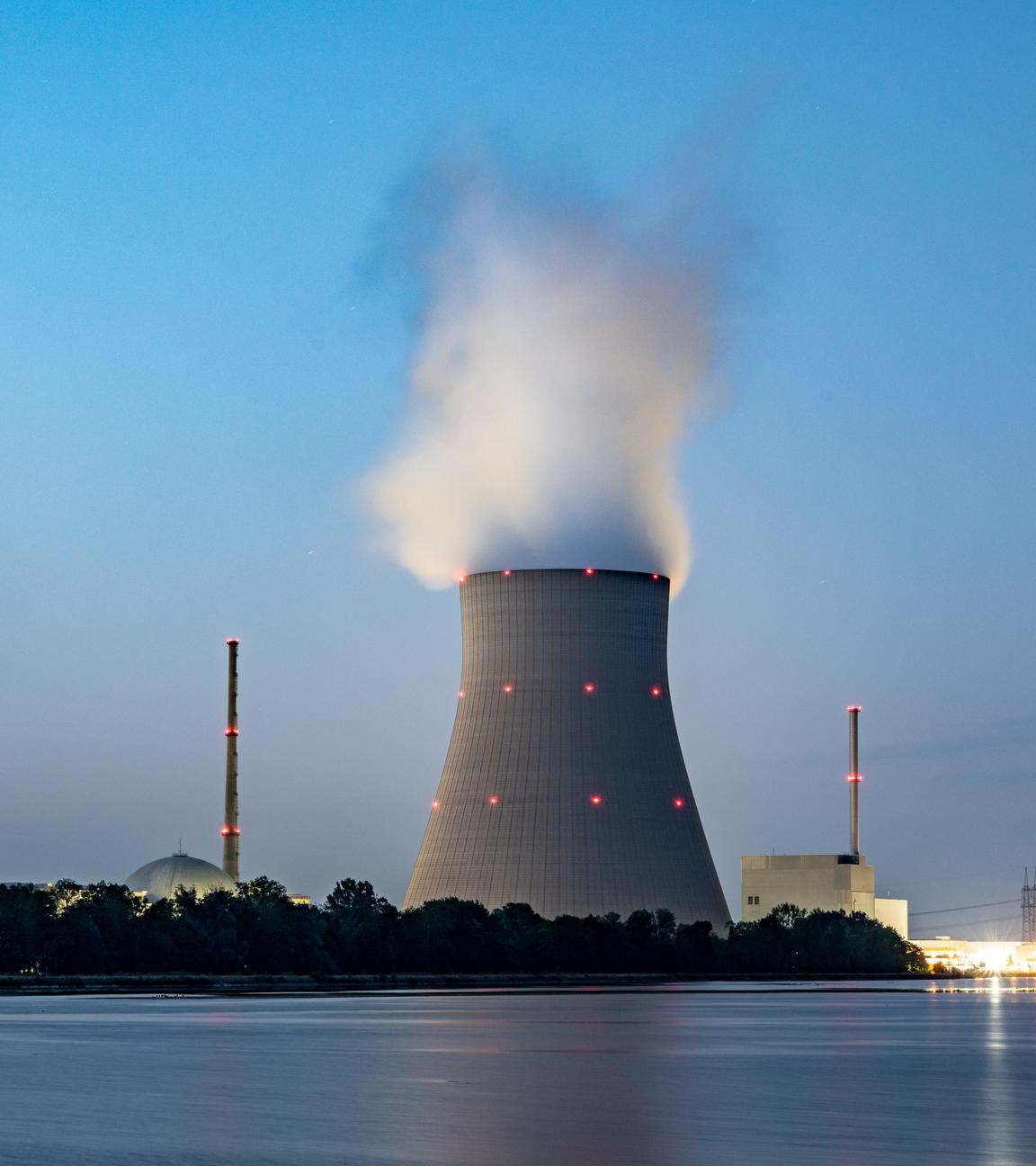Der Kühlturm des Atomkraftwerk Isar 2.