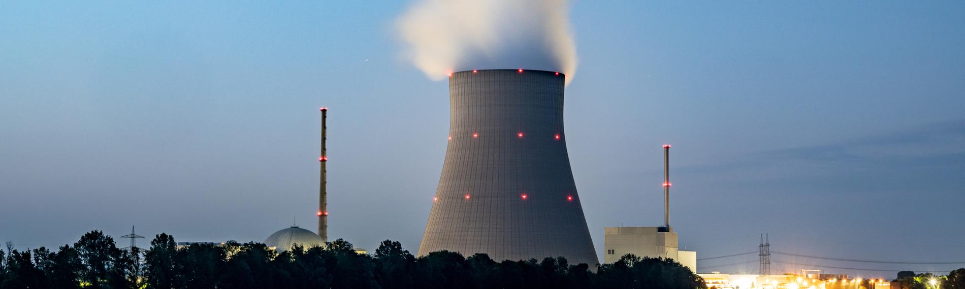 Der Kühlturm des Atomkraftwerk Isar 2.
