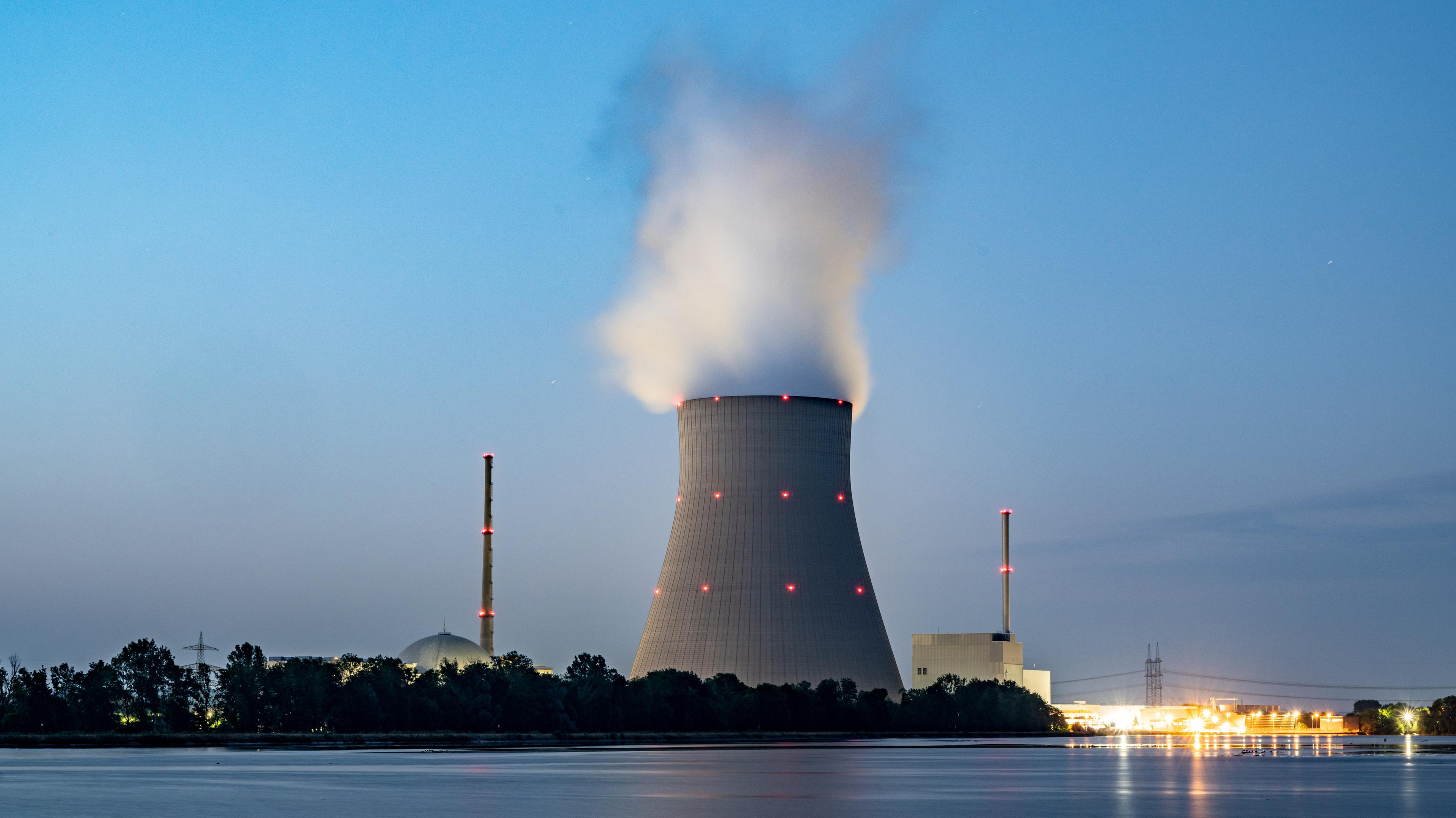 Der Kühlturm des Atomkraftwerk Isar 2.
