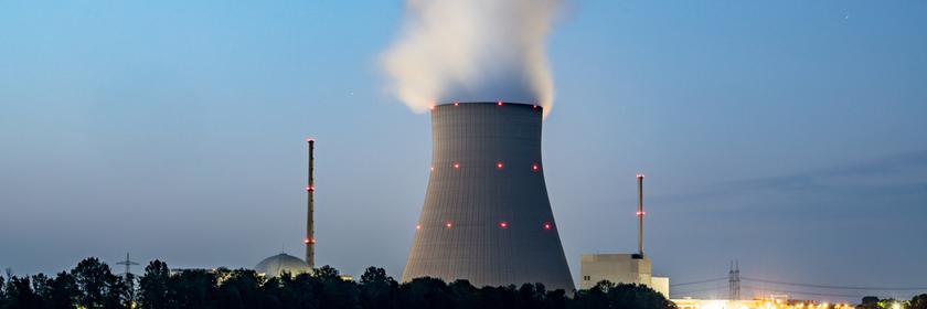 Der Kühlturm des Atomkraftwerk Isar 2.