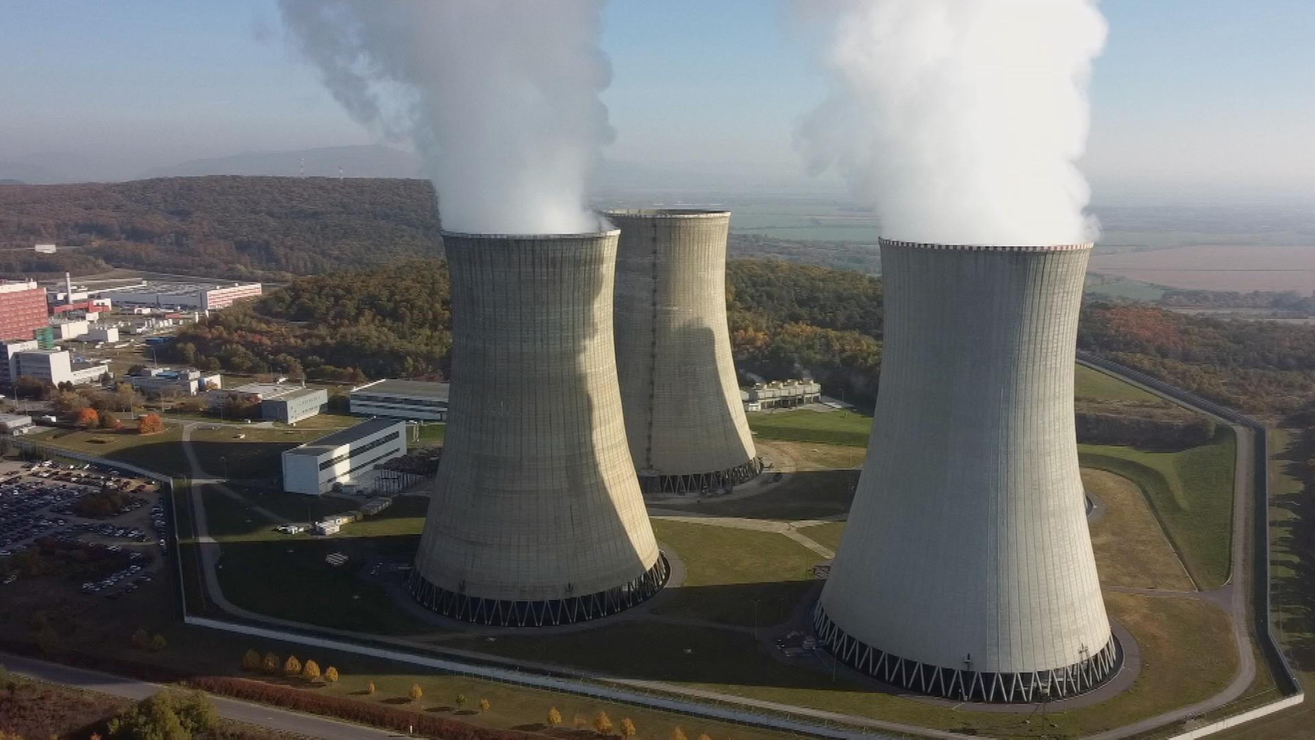 Drei Kühltürme eines Atomkraftwerks