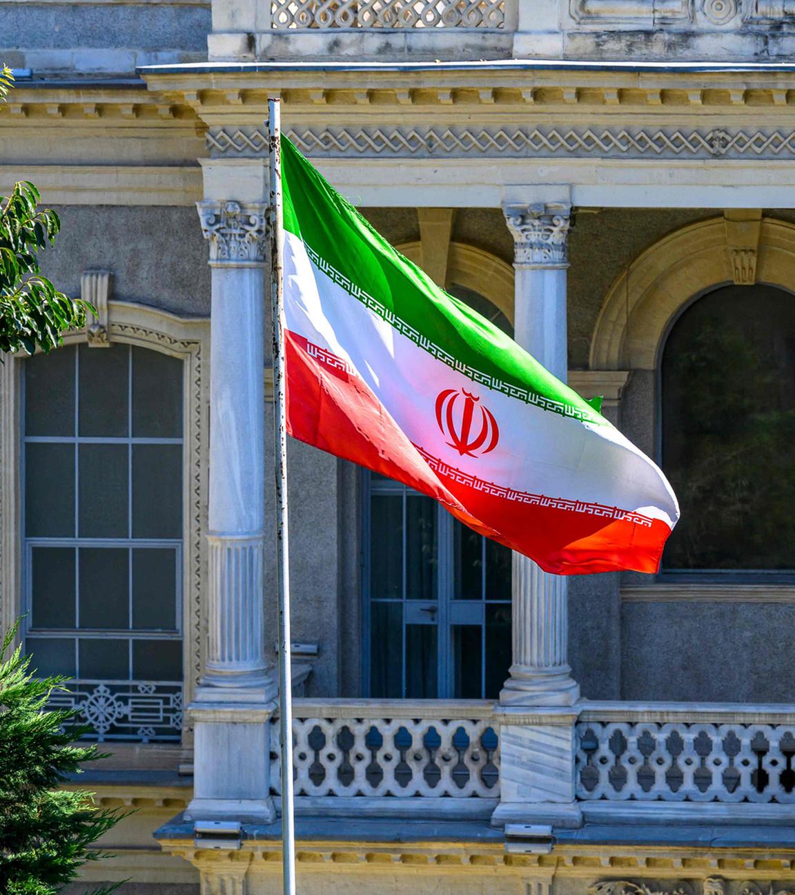 Eine iranische Flagge weht vor dem iranischen Konsulat, wo iranische Diplomaten ihre Amtskollegen aus Deutschland, Großbritannien und Frankreich zu erneuten Atomverhandlungen treffen.