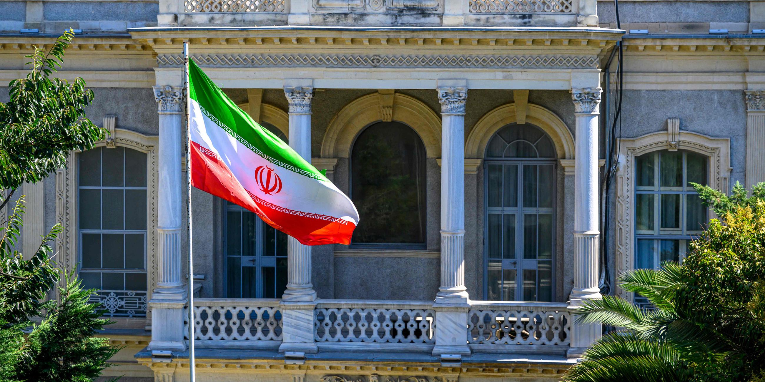 Eine iranische Flagge weht vor dem iranischen Konsulat, wo iranische Diplomaten ihre Amtskollegen aus Deutschland, Großbritannien und Frankreich zu erneuten Atomverhandlungen treffen.