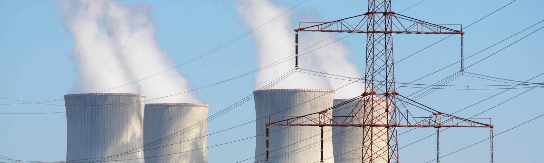 Atomkraftwerk und Hochspannungsmast
