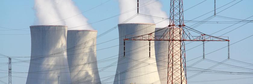 Atomkraftwerk und Hochspannungsmast