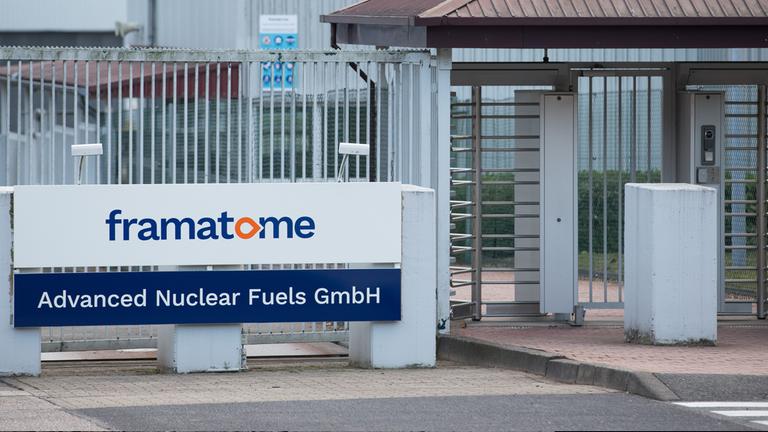 Der Blick auf ein Zugangstor des Werks der Framatome - Advanced Nuclear Fuels GmbH.