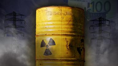 Auf einer Tonne ist das Atomkraft-Logo zu sehen