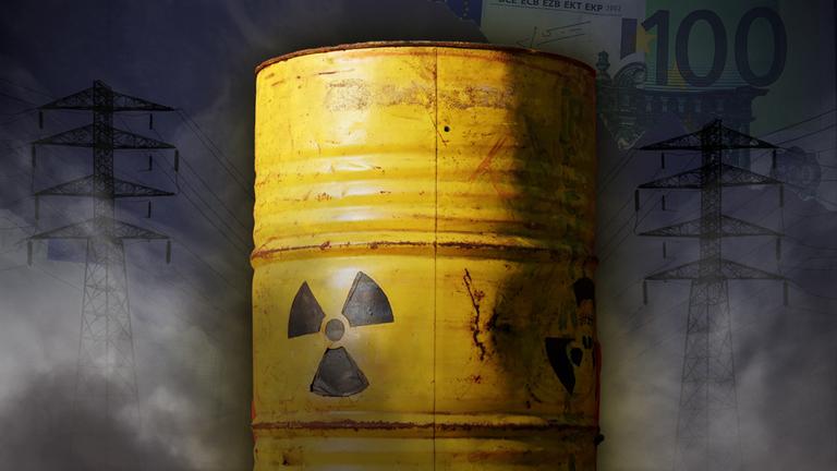 Auf einer Tonne ist das Atomkraft-Logo zu sehen