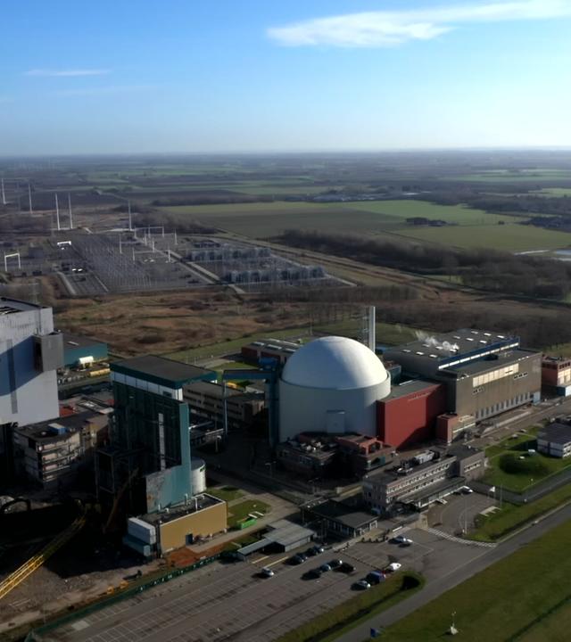 Blick auf das niederländische Atomkraftwerk Borssele 