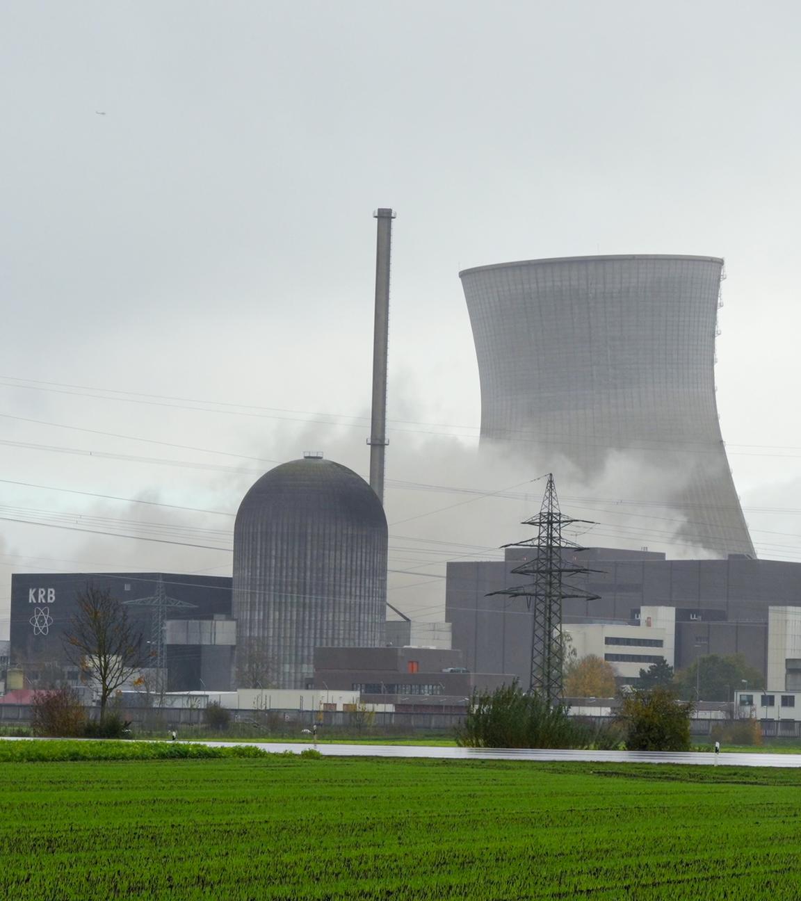 Das Atomkraftwerk am Tag der Sprengung der Kühltuerme des stillgelegten Kernkraftwerks Gundremmingen