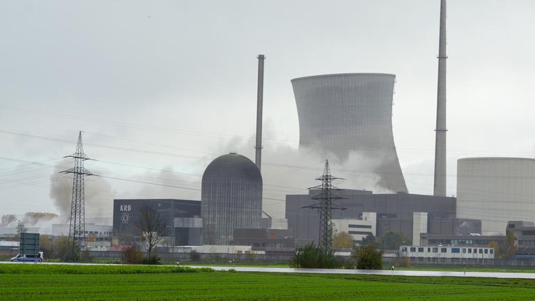 Das Atomkraftwerk am Tag der Sprengung der Kühltuerme des stillgelegten Kernkraftwerks Gundremmingen