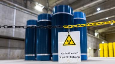 In der östlichen Lagerhälfte befinden sich CASTOR-Behälter mit ausgedienten, hochradioaktiven Brennelementen. In der westlichen Lagerhälfte werden schwach- und mittelradioaktive Abfälle aus Betrieb und Stilllegung deutscher Atomkraftwerke zwischengelagert.
