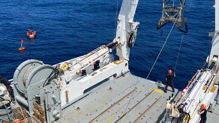 Wissenschaftler untersuchen am  27.06.2025 ein Gebiet im Nordatlantik in dem Fässer mit nuklearem Abfall entsorgt wurden.