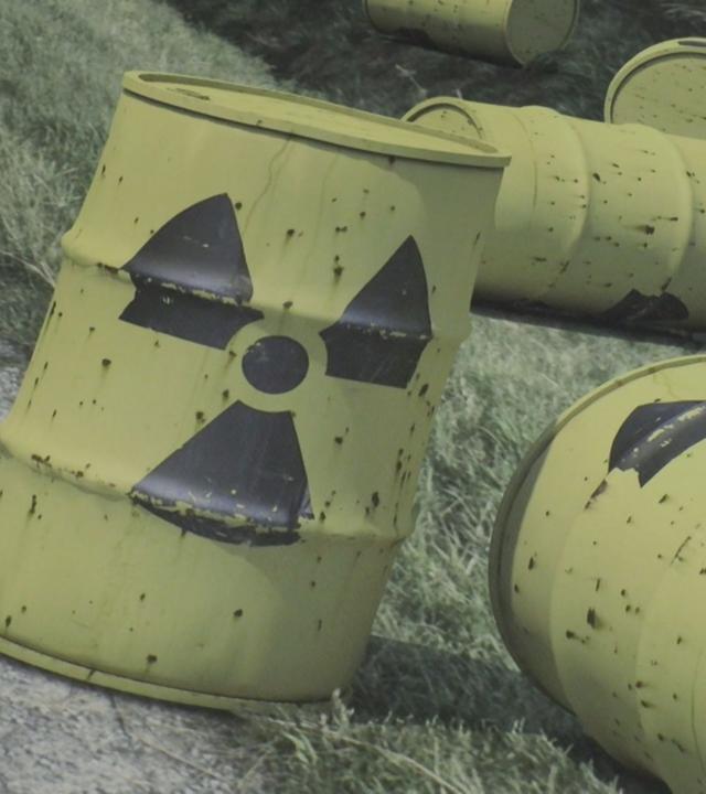 Erste Castor-Behälter mit radioaktivem Material verließen das Gelände des stillgelegten Versuchsreaktors in Jülich in Richtung Zwischenlager Ahaus.