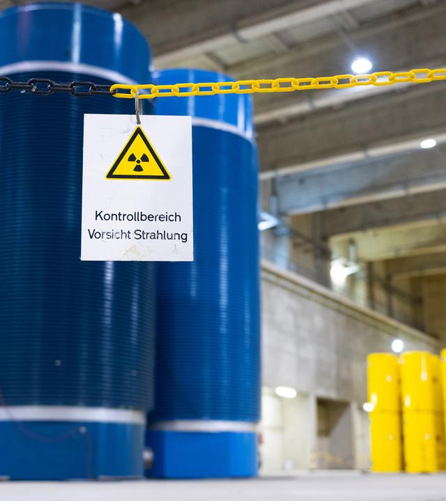 Hochradioaktive gelbe CASTOR Behälter vom Typ THTR (hinten) und blaue vom Typ CASTOR V/19