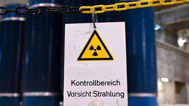 Warnschild vor Castor-Behältern im zentralen Zwischenlager Ahaus