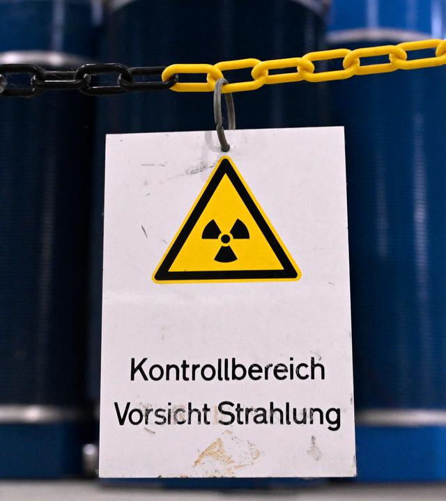 Warnschild vor Castor-Behältern im zentralen Zwischenlager Ahaus