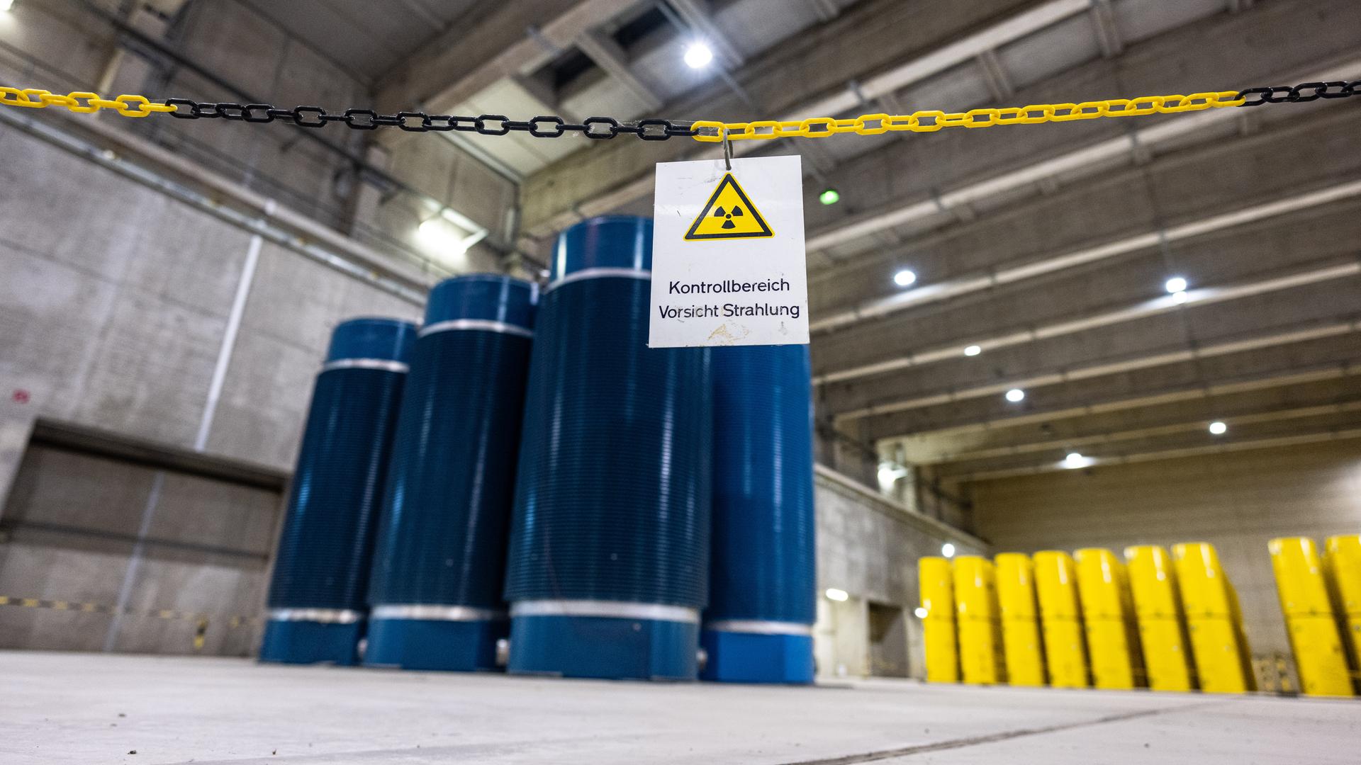 Auf einem Schild in der östlichen Lagerhalle, wo hochradioaktive gelbe CASTOR Behälter vom Typ THTR und blaue vom Typ CASTOR V/19, die aus Atomkraftwerken in Ahaus zwischengelagert werden, steht: ·Kontrollbereich - Vorsicht Strahlung·.