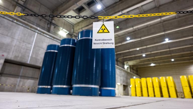 Auf einem Schild in der östlichen Lagerhalle, wo hochradioaktive gelbe CASTOR Behälter vom Typ THTR und blaue vom Typ CASTOR V/19, die aus Atomkraftwerken in Ahaus zwischengelagert werden, steht: ·Kontrollbereich - Vorsicht Strahlung·.