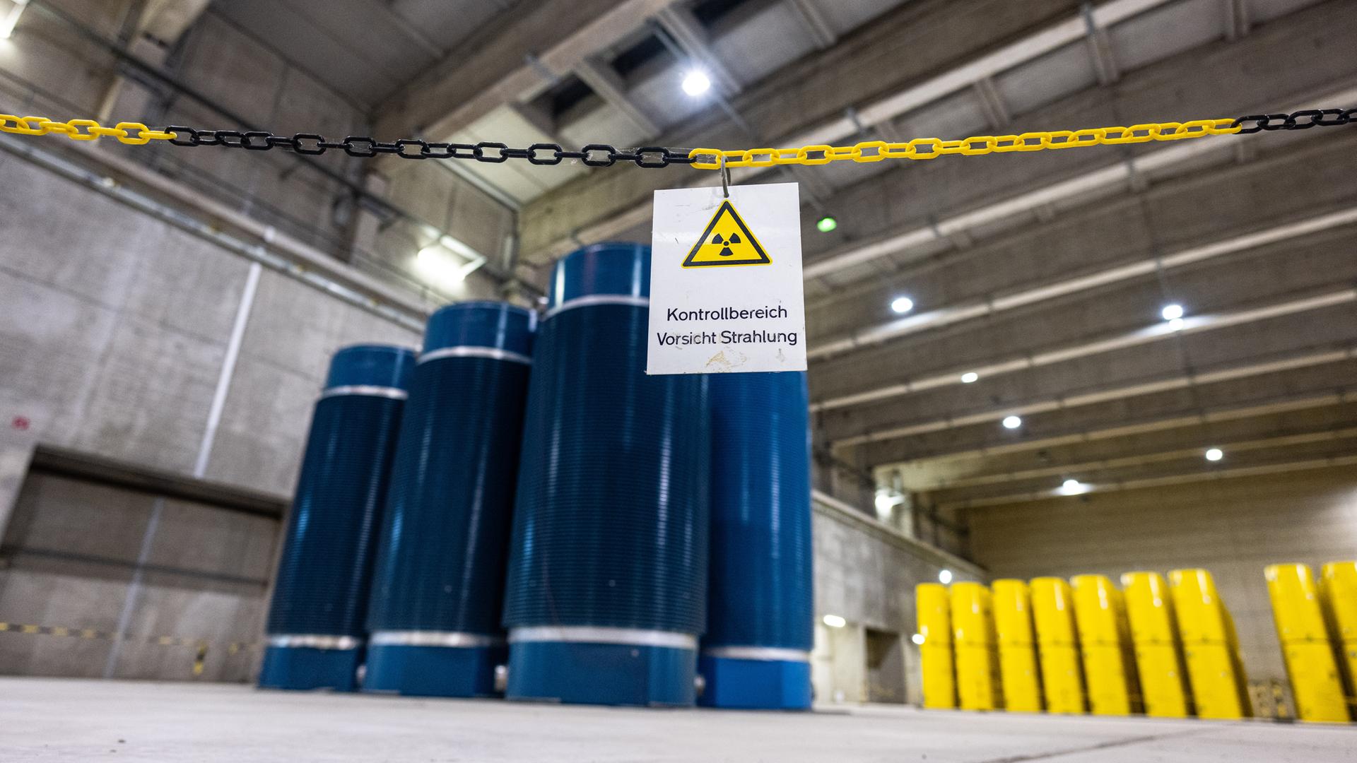 07.03.2024, Nordrhein-Westfalen, Ahaus: Auf einem Schild in der östlichen Lagerhalle, wo hochradioaktive gelbe CASTOR Behälter vom Typ THTR und blaue vom Typ CASTOR V/19, die aus Atomkraftwerken in Ahaus zwischengelagert werden, steht: Kontrollbereich - Vorsicht Strahlung.