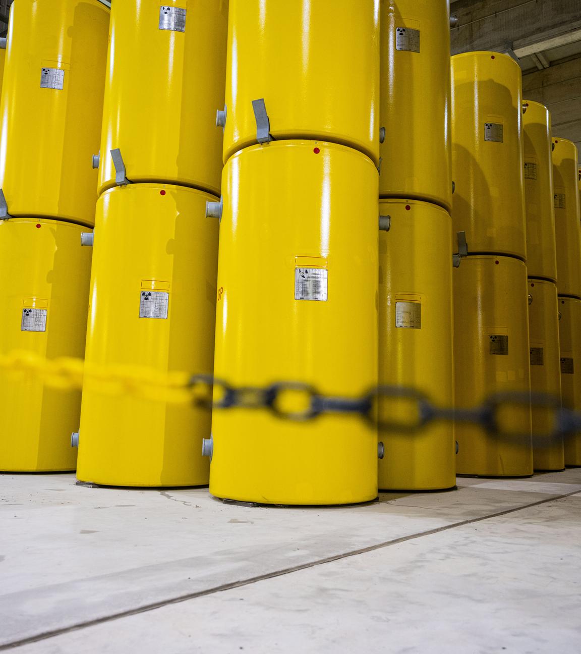 Nordrhein-Westfalen, Ahaus: In der östlichen Lagerhalle stehen hochradioaktive gelbe CASTOR Behälter vom Typ THTR, die aus Atomkraftwerken in Ahaus zwischengelagert werden.