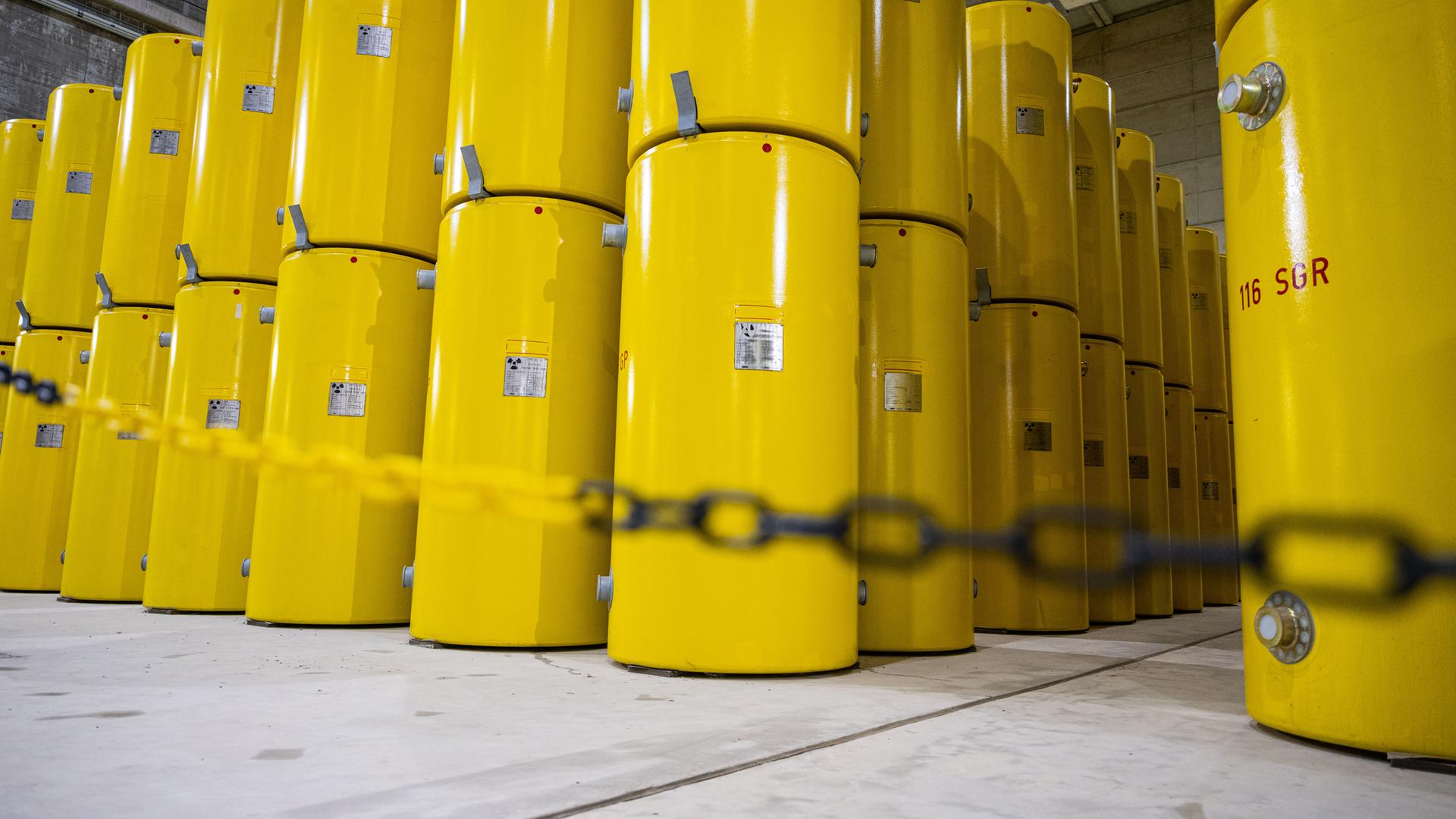 Nordrhein-Westfalen, Ahaus: In der östlichen Lagerhalle stehen hochradioaktive gelbe CASTOR Behälter vom Typ THTR, die aus Atomkraftwerken in Ahaus zwischengelagert werden.