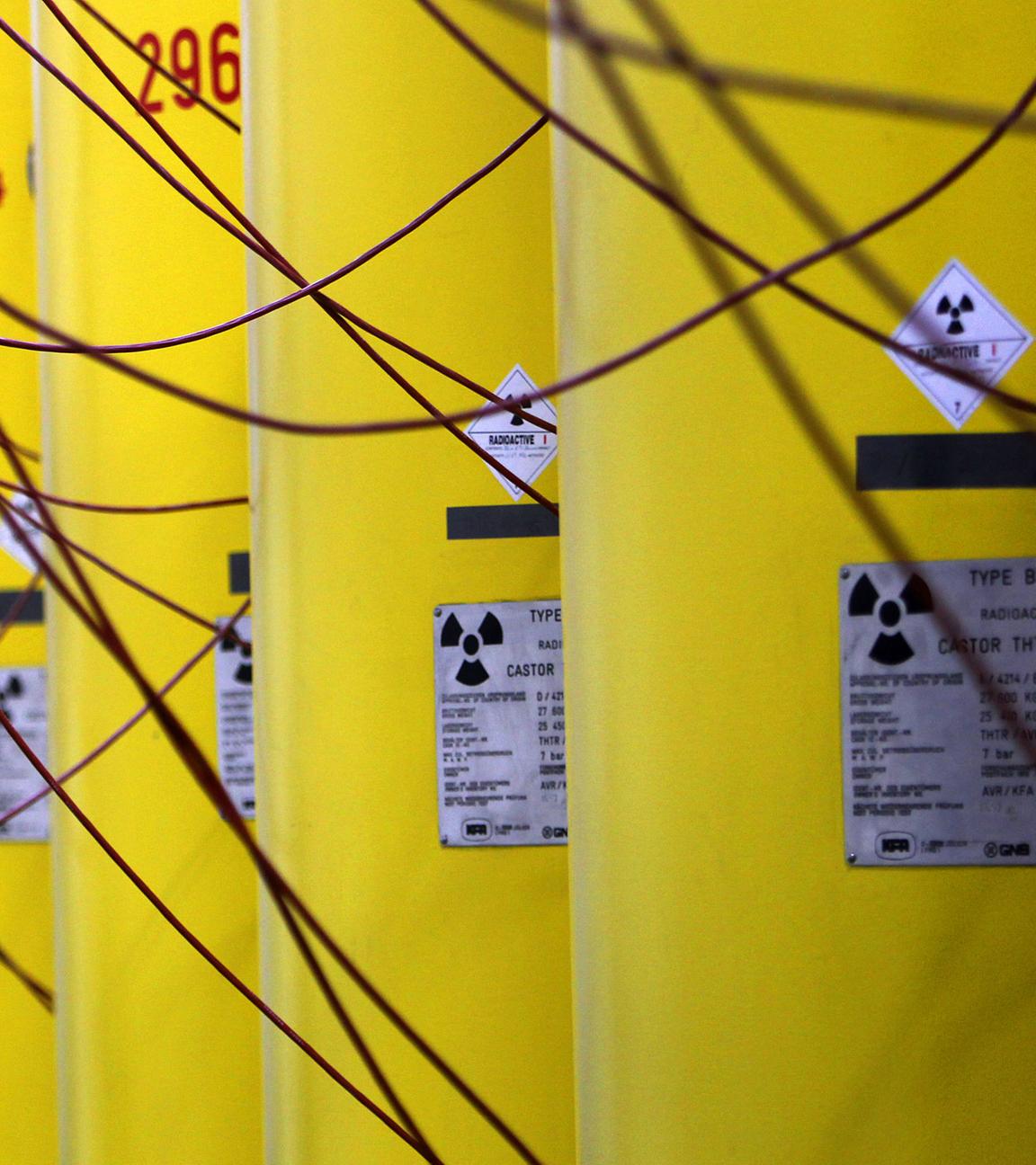 Atommüllbehälter stehen im Forschungszentrum (FZ) Jülich in einer Lagerhalle.