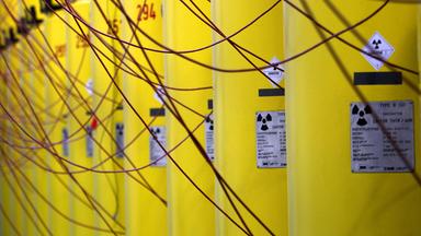 Atommüllbehälter stehen im Forschungszentrum (FZ) Jülich in einer Lagerhalle.