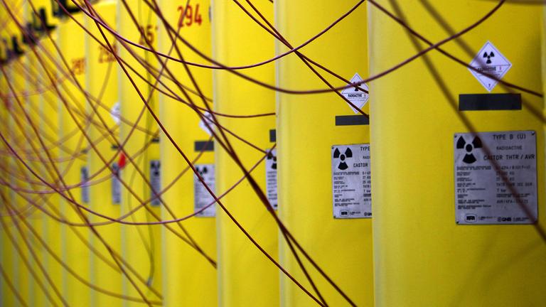 Atommüllbehälter stehen im Forschungszentrum (FZ) Jülich in einer Lagerhalle.