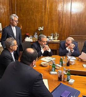 Dieses vom Telegram-Messaging-App-Kanal des iranischen Außenministers Abbas Araghtschi veröffentlichte Foto zeigt Außenminister Abbas Araghtschi (3.v.r) bei einem Treffen mit seinen Kollegen während der Verhandlungen mit dem US-Gesandten für den Nahen OsDieses  Foto zeigt Außenminister Abbas Araghtschi (3.v.r) bei einem Treffen mit seinen Kollegen während der Verhandlungen mit dem US-Gesandten für den Nahen Osten, Steve Witkoff.ten, Steve Witkoff am 19. April 2025. 