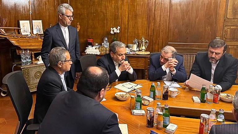 Dieses vom Telegram-Messaging-App-Kanal des iranischen Außenministers Abbas Araghtschi veröffentlichte Foto zeigt Außenminister Abbas Araghtschi (3.v.r) bei einem Treffen mit seinen Kollegen während der Verhandlungen mit dem US-Gesandten für den Nahen OsDieses  Foto zeigt Außenminister Abbas Araghtschi (3.v.r) bei einem Treffen mit seinen Kollegen während der Verhandlungen mit dem US-Gesandten für den Nahen Osten, Steve Witkoff.ten, Steve Witkoff am 19. April 2025. 