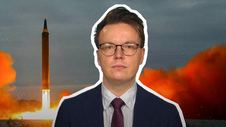 Nuklearwaffen-Experte Fabian Hoffmann vom Olso Nuclear Project ist vor einer Atomwaffe abgebildet.