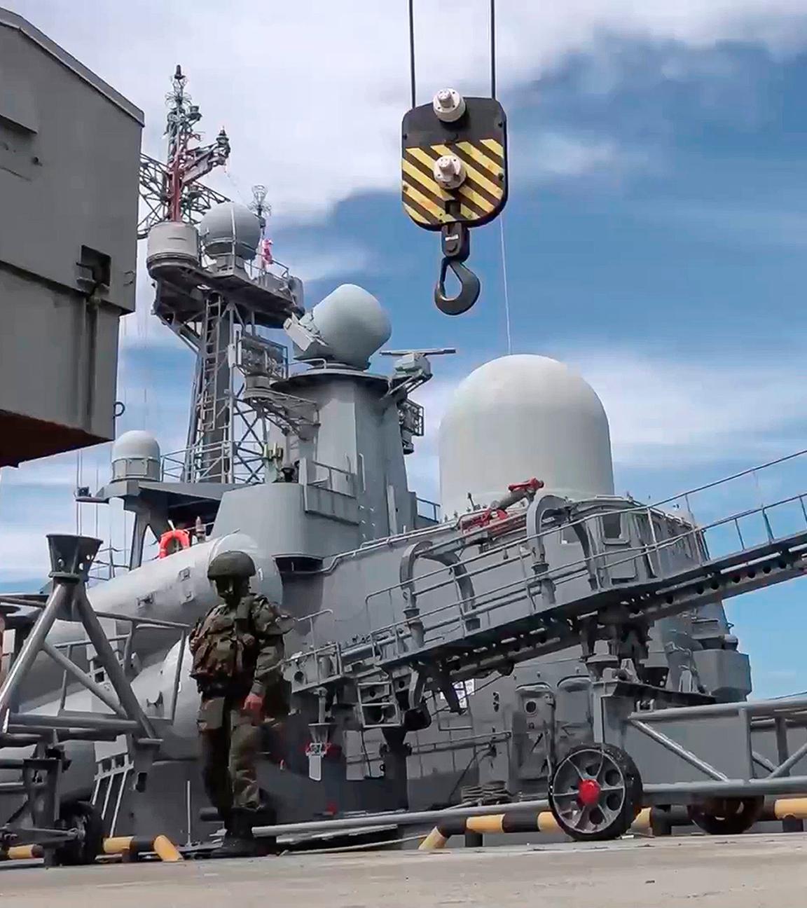 Auf diesem vom Pressedienst des russischen Verteidigungsministeriums am Mittwoch, dem 12. Juni 2024, veröffentlichten Video laden russische Militärangehörige einen Marschflugkörper an Bord eines Kriegsschiffes während russischer Militärübungen, die die Truppen im Einsatz taktischer Atomwaffen trainieren sollen.