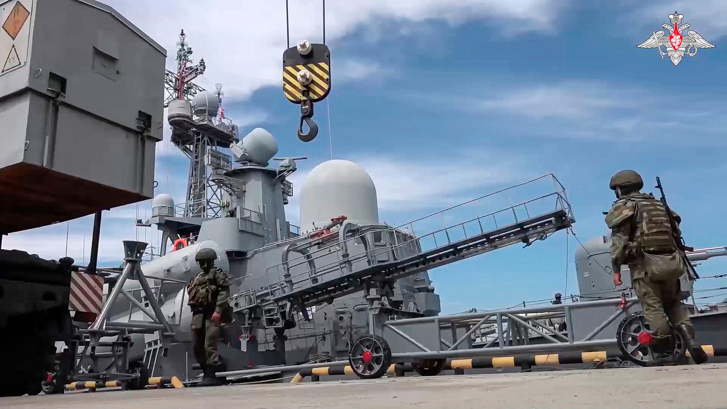 Auf diesem vom Pressedienst des russischen Verteidigungsministeriums am Mittwoch, dem 12. Juni 2024, veröffentlichten Video laden russische Militärangehörige einen Marschflugkörper an Bord eines Kriegsschiffes während russischer Militärübungen, die die Truppen im Einsatz taktischer Atomwaffen trainieren sollen.