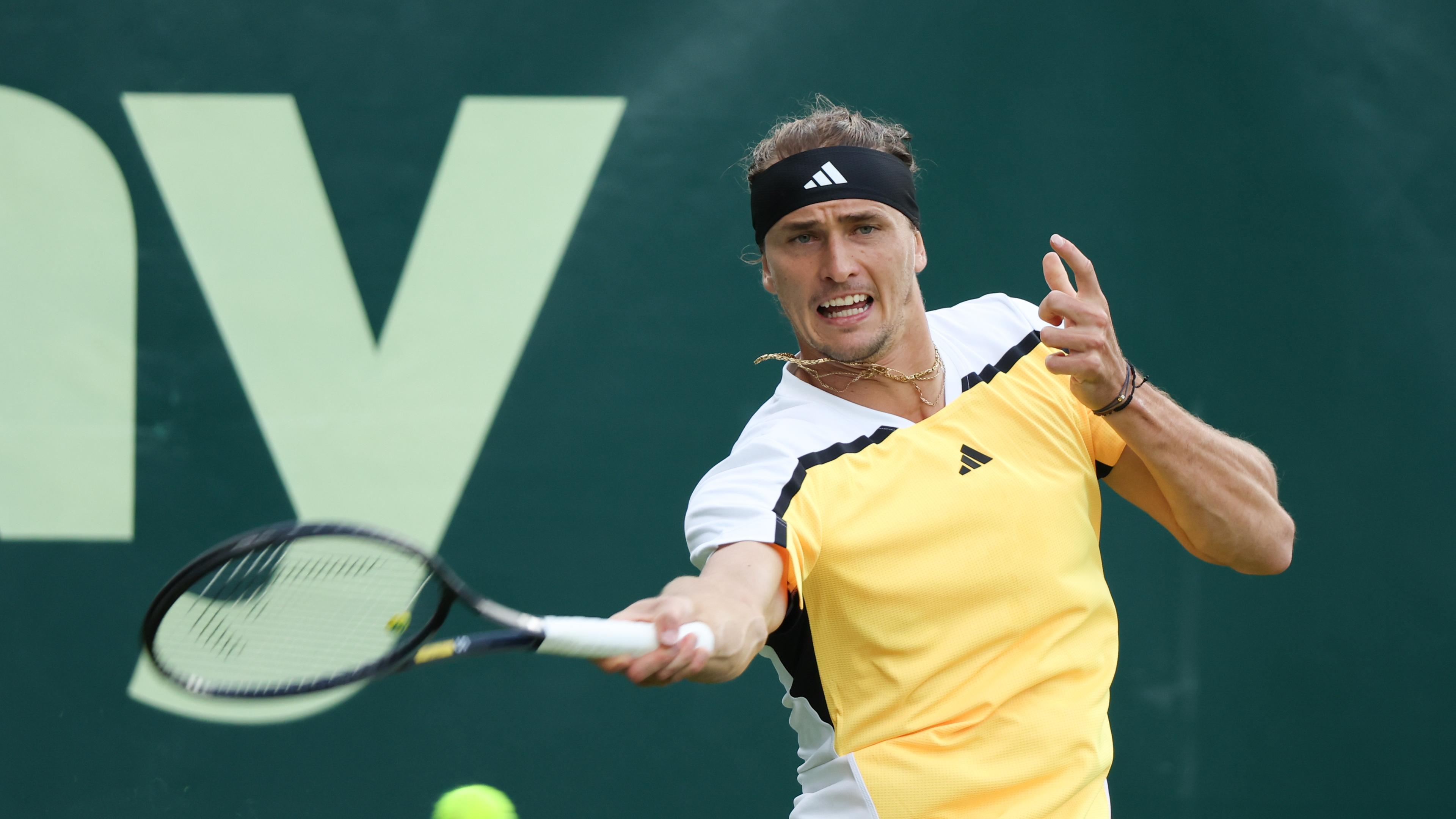 Nordrhein-Westfalen, Halle: Tennis, ATP-Tour Doppel, Herren, 1. Runde, Rublev und Zverev (Russland und Deutschland) - Hanfmann und Koepfer (Deutschland). Alexander Zverev spielt eine Vorhand.