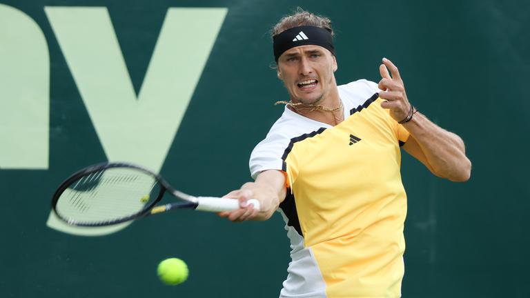 Nordrhein-Westfalen, Halle: Tennis, ATP-Tour Doppel, Herren, 1. Runde, Rublev und Zverev (Russland und Deutschland) - Hanfmann und Koepfer (Deutschland). Alexander Zverev spielt eine Vorhand.