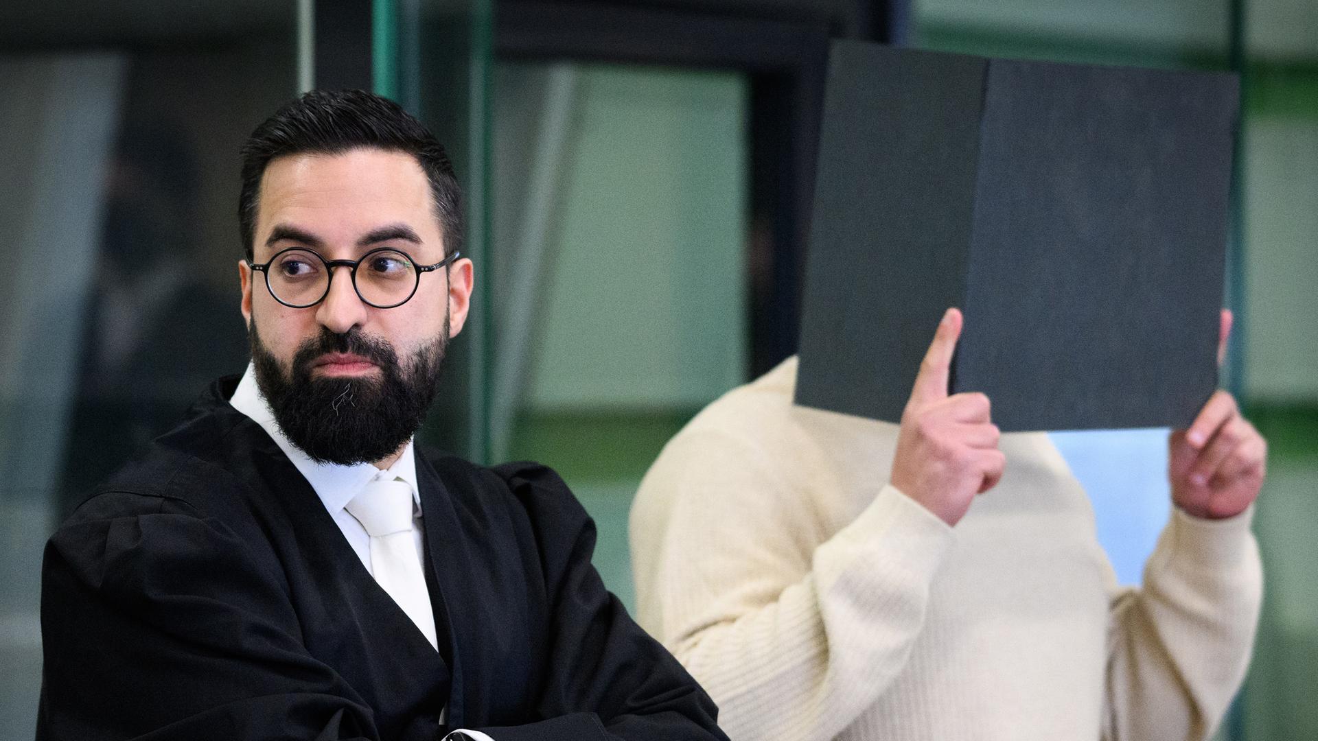 Der Angeklagte steht mit seinem Rechtsanwalt Ehssan Khazaeli (l) beim Prozess wegen einer Attacke auf den jüdischen Studenten Lahav Shapira im Kriminalgericht Moabit. 