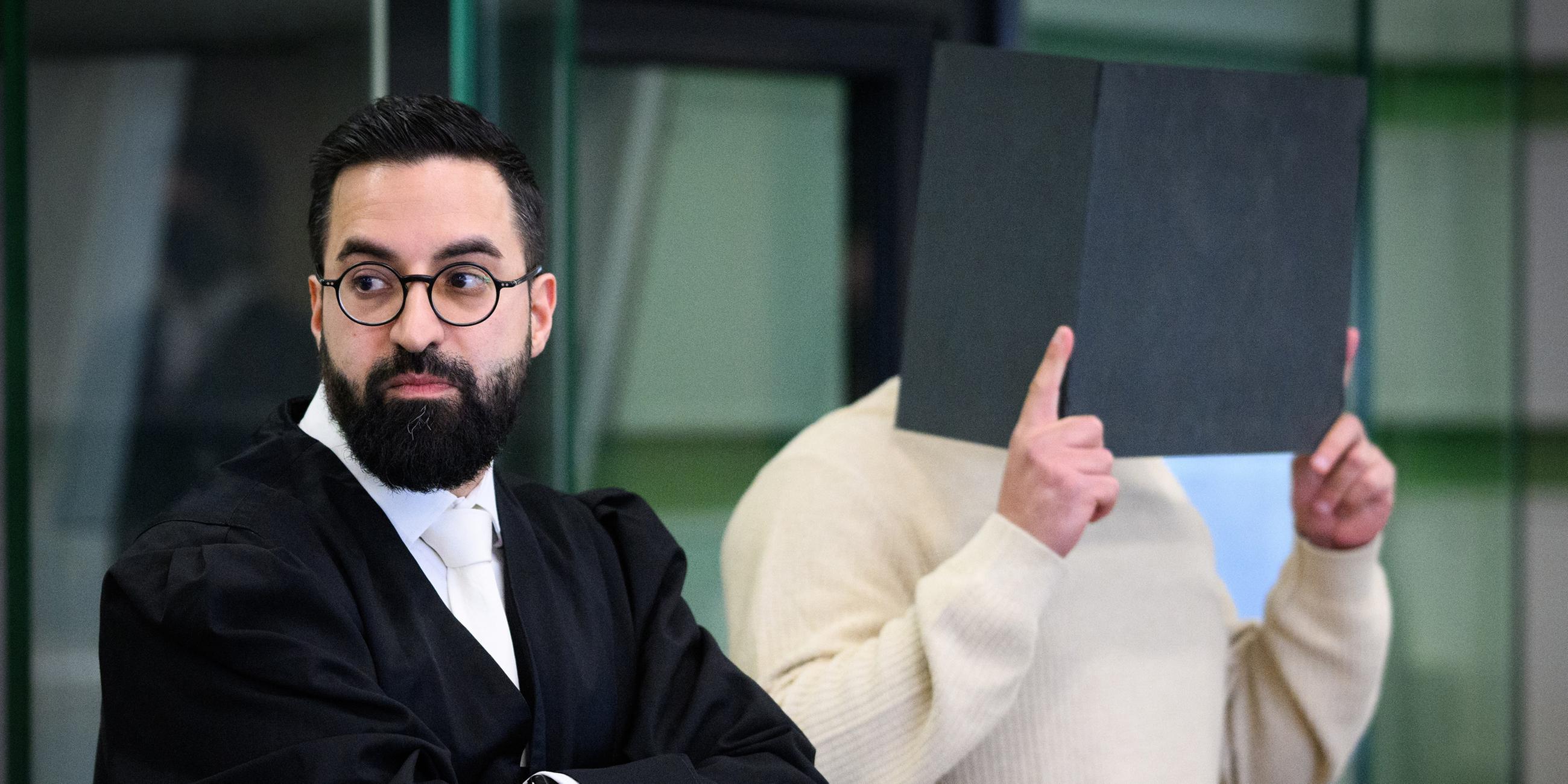 Der Angeklagte steht mit seinem Rechtsanwalt Ehssan Khazaeli (l) beim Prozess wegen einer Attacke auf den jüdischen Studenten Lahav Shapira im Kriminalgericht Moabit. 