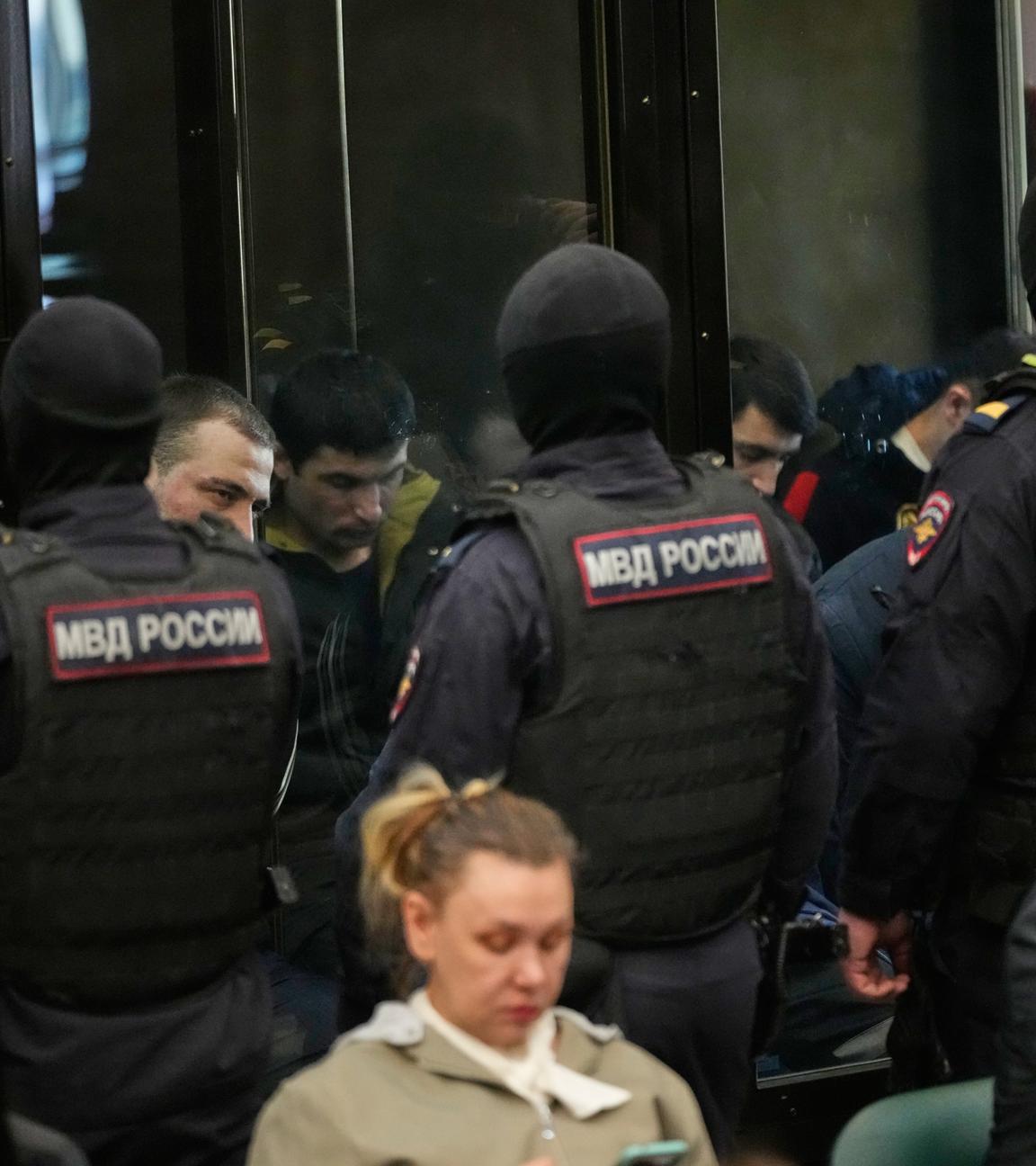 Männer, die wegen der Beteiligung an einem Terroranschlag auf die Konzerthalle Crocus City Hall im März 2024 angeklagt sind, hören das Urteil an. 