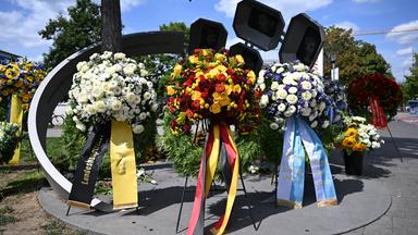 Kränze stehen im Vorfeld des Gedenkaktes der Landeshauptstadt München anlässlich des 10. Jahrestags des Attentats am Olympia-Einkaufszentrum.