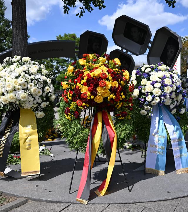 Kränze stehen im Vorfeld des Gedenkaktes der Landeshauptstadt München anlässlich des 10. Jahrestags des Attentats am Olympia-Einkaufszentrum.
